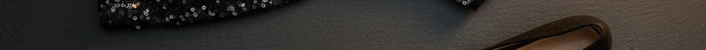 Schwarzes Paillettenkleid mit matten Wildleder-Pumps, Clutch, Ohrringen und blickdichter Strumpfhose